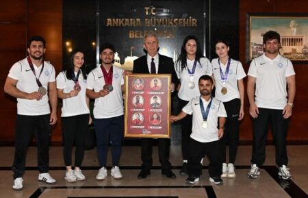 Mansur Yavaş, ASKİ Spor’un Şampiyon Sporcularını Ağırladı