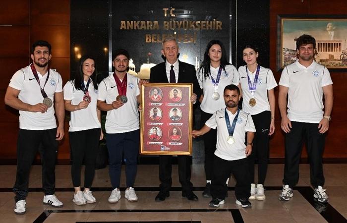 Mansur Yavaş, ASKİ Spor’un Şampiyon Sporcularını Ağırladı