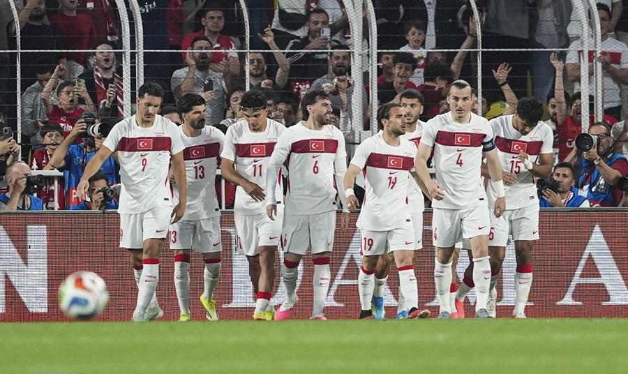 Ay-Yıldızlılardan Farklı Prova