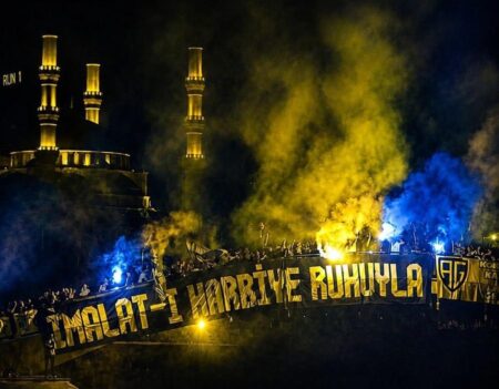 Gençlik Parkı Sarı-Laciverte Boyandı